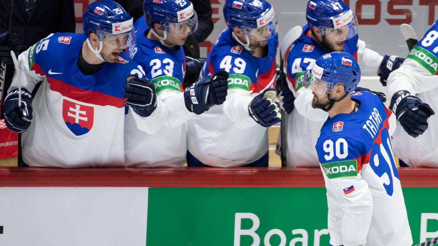 Slowakei-Kapitän Tomas Tatar (90) feiert mit seinen Teamkollegen sein Powerplay-Tor. Slowakei-Kapitän Tomas Tatar (90) feiert mit seinen Teamkollegen sein Powerplay-Tor.