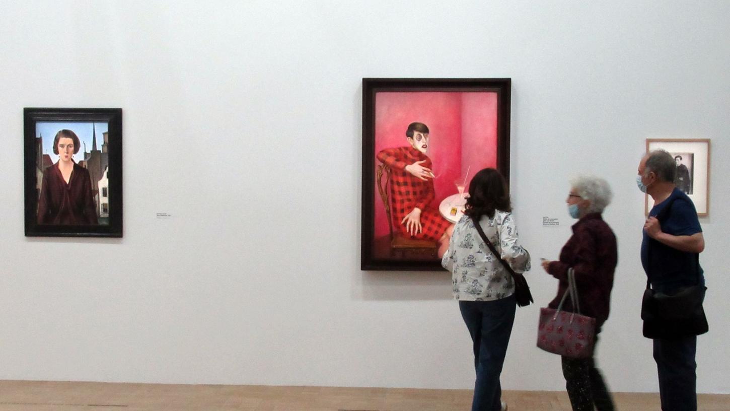 Besucher stehen vor dem Werk "Bildnis der Journalistin Sylvia von Harden" von Otto Dix. Besucher stehen vor dem Werk "Bildnis der Journalistin Sylvia von Harden" von Otto Dix.
