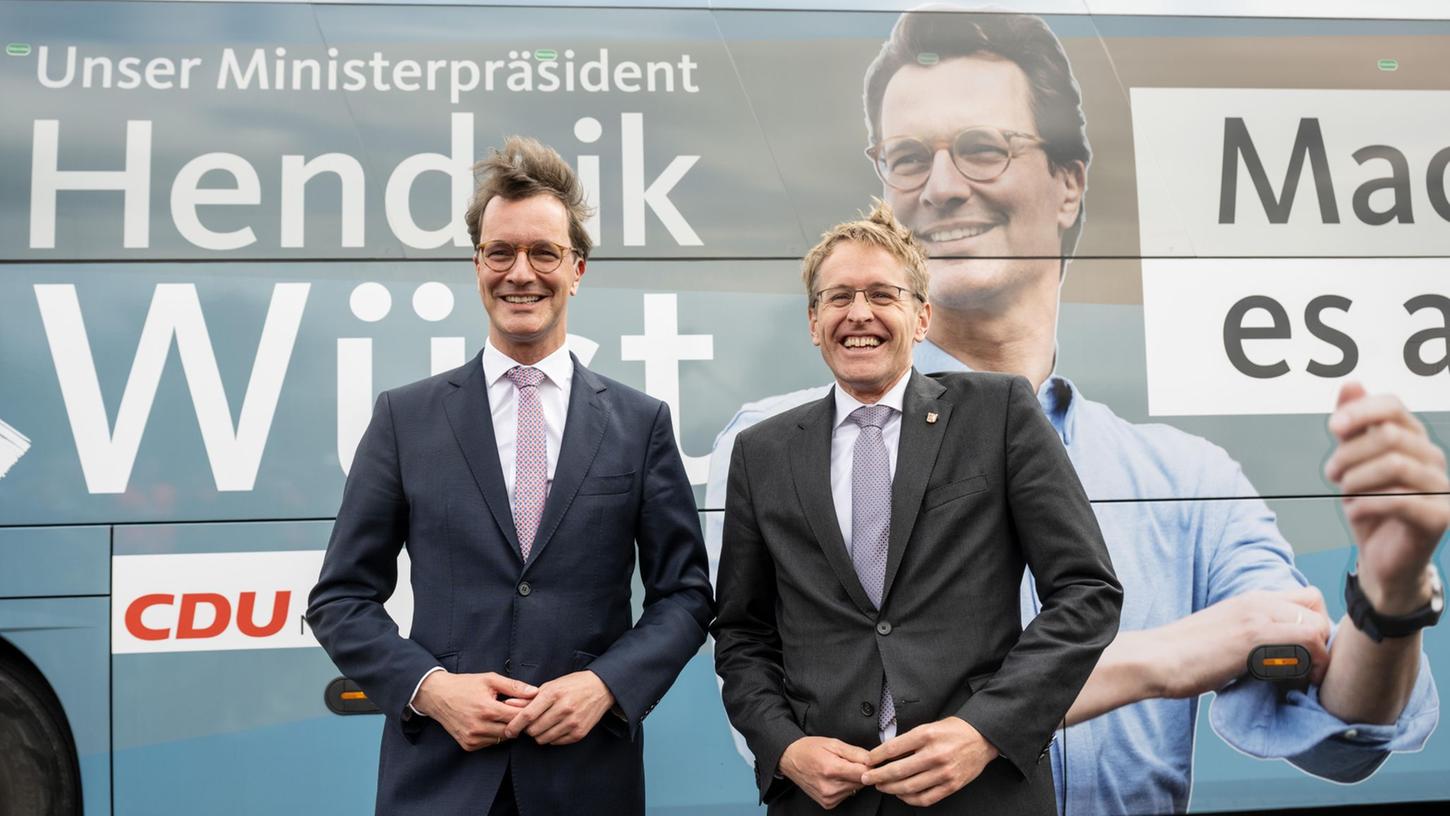 Hendrik Wüst (l), Spitzenkandidaten der CDU Nordrhein-Westfalen und Daniel Günther, Ministerpräsidenten des Landes Schleswig-Holstein (CDU) bei einem gemeinsamen Wahlkampftermin bei der Firma Schmitz Cargobull im Münsterland.