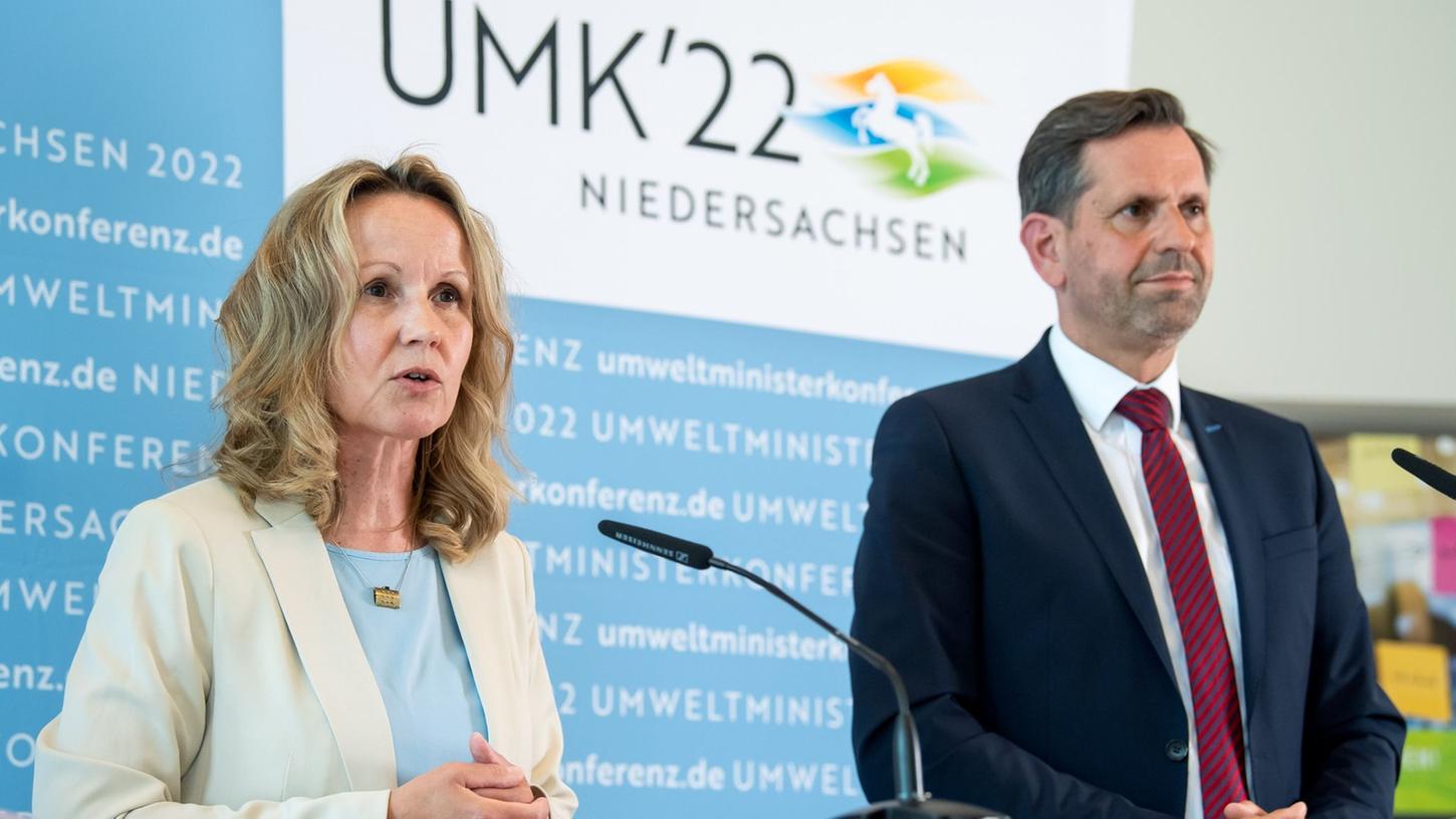 Bundesumweltministerin Steffi Lemke und Niedersachsens Umweltminister Olaf Lies geben in Wilhelmshaven eine Pressekonferenz.