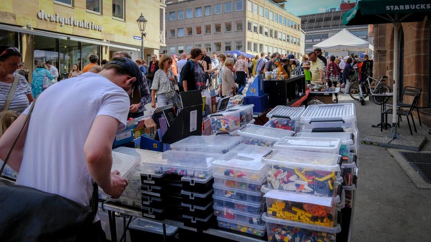 Bilder: Trempelmarkt in der Nürnberger Innenstadt gestartet