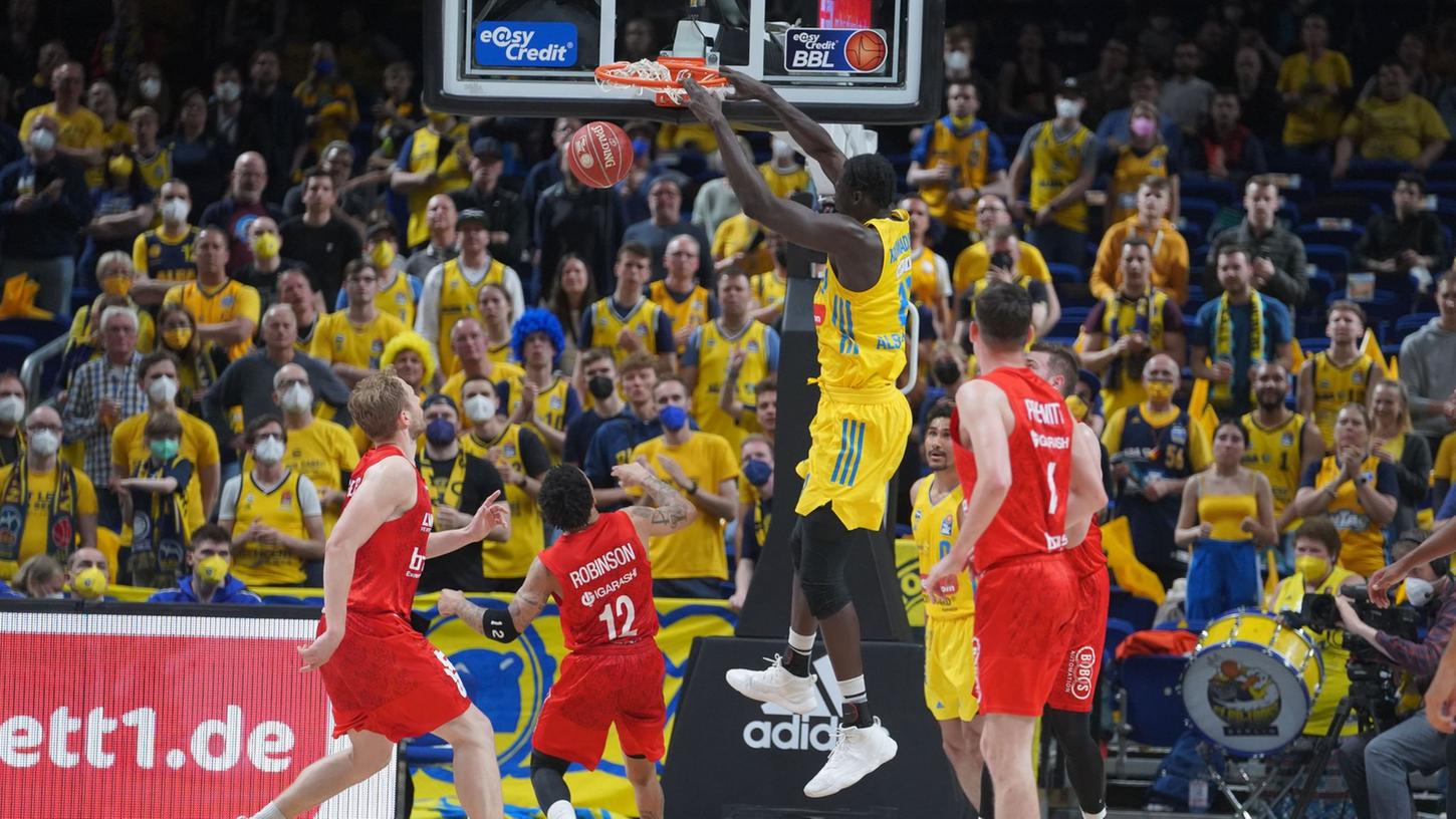 Albas Christ Koumadje (M) versenkt den Ball mit einem Dunk. Albas Christ Koumadje (M) versenkt den Ball mit einem Dunk.