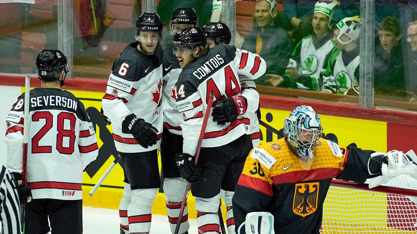 Deutschlands Torwart Philipp Grubauer reagiert enttäuscht nach dem Tor zum 1:5. Im Hintergrund jubeln die Kanadier über den Treffer. Deutschlands Torwart Philipp Grubauer reagiert enttäuscht nach dem Tor zum 1:5. Im Hintergrund jubeln die Kanadier über den Treffer.