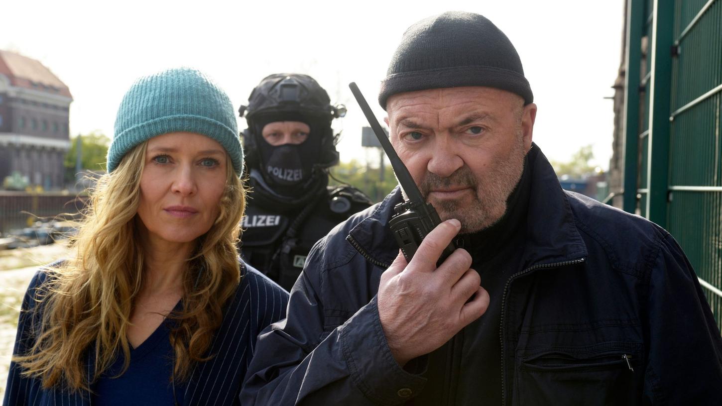 Linett Wachow (Stefanie Stappenbeck) und Otto Garber (Florian Martens) beobachten einen heimlichen Deal und veranlassen den Zugriff der Polizei. Linett Wachow (Stefanie Stappenbeck) und Otto Garber (Florian Martens) beobachten einen heimlichen Deal und veranlassen den Zugriff der Polizei.