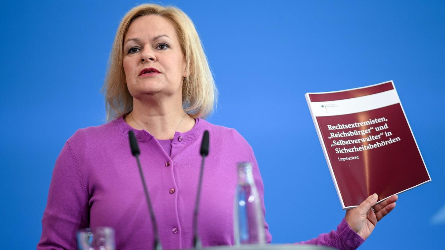 Innenministerin Nancy Faeser (SPD) informiert über den neuen Bericht zu Rechtsextremisten in Sicherheitsbehörden. Innenministerin Nancy Faeser (SPD) informiert über den neuen Bericht zu Rechtsextremisten in Sicherheitsbehörden.