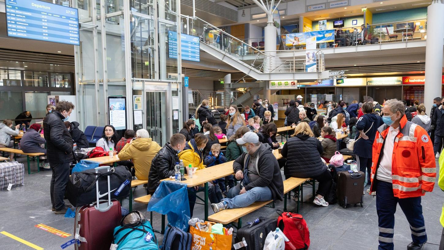 Aus der Ukraine geflüchtete Menschen werden Anfang April im Flughafen Erfurt-Weimar von Helfern betreut.