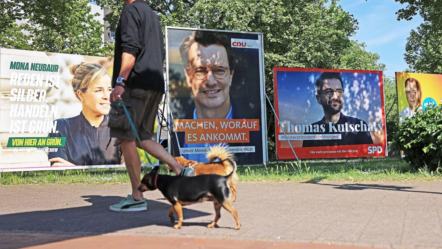 Wahlplakate von Grünen, CDU, SPD und FDP (l-r) stehen auf einer Wiese in Düsseldorf Wahlplakate von Grünen, CDU, SPD und FDP (l-r) stehen auf einer Wiese in Düsseldorf