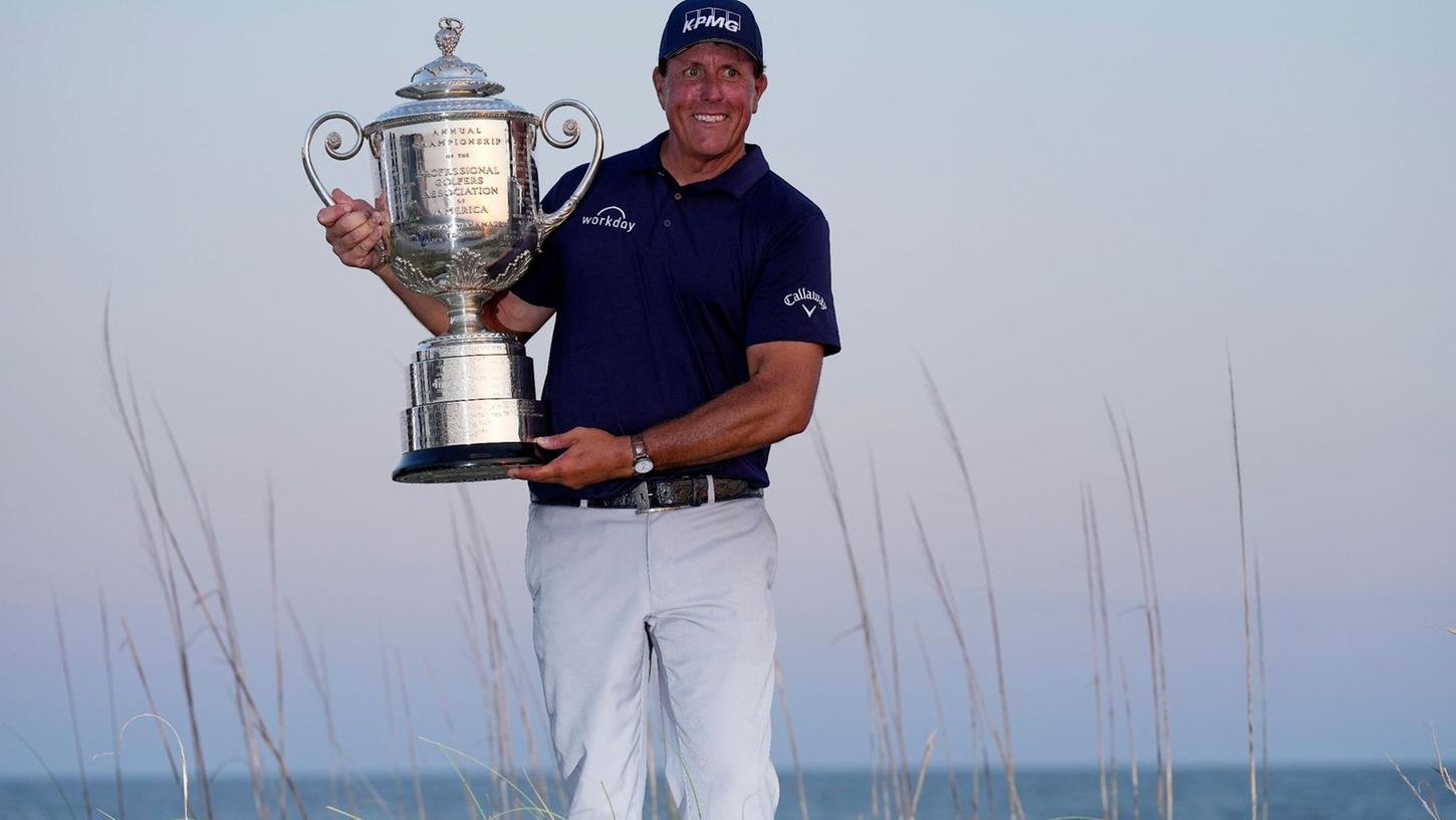 US-Star Phil Mickelson hatte im vergangenen Jahr die PGA Championship im Alter von 50 Jahren gewonnen. US-Star Phil Mickelson hatte im vergangenen Jahr die PGA Championship im Alter von 50 Jahren gewonnen.
