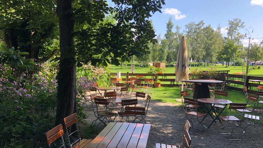 Der Biergarten Hörauf in Schwabach liegt umgeben von viel Bäumen und Grün nah am Zentrum der Stadt - und dennoch kann man dort auch ausgiebig Ruhe und bei gutem Wetter Sonnenstrahlen genießen. Direkt angrenzend dort findet man das Parkbad. Vor oder nach einer Mahlzeit und einem kühlen Getränk kann man sich dort also auch noch zusätzlich erfrischen.