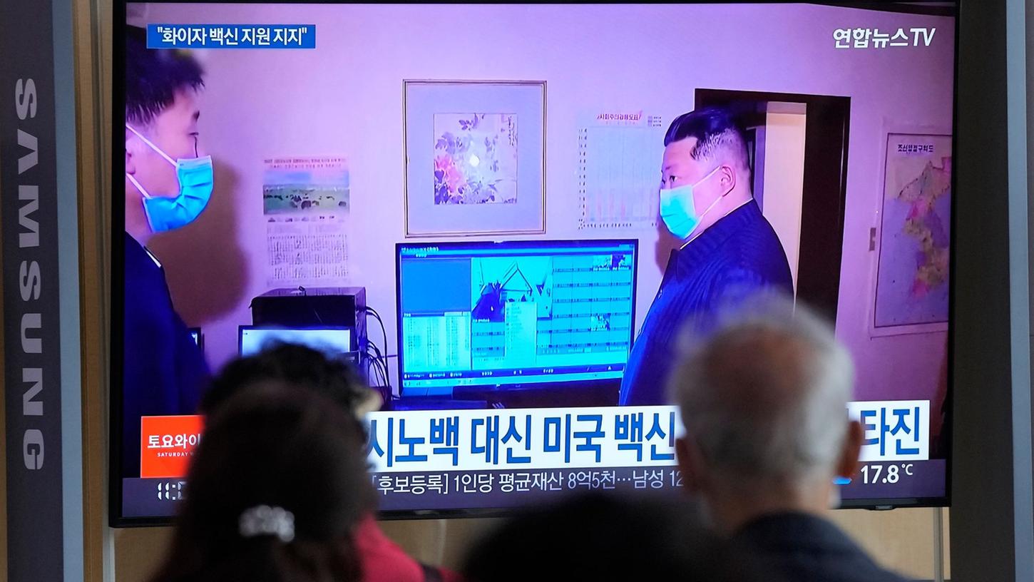 Kim Jong Un in einer Nachrichtensendung, die in einem Bahnhof in Seoul zu sehen ist. Kim Jong Un in einer Nachrichtensendung, die in einem Bahnhof in Seoul zu sehen ist.