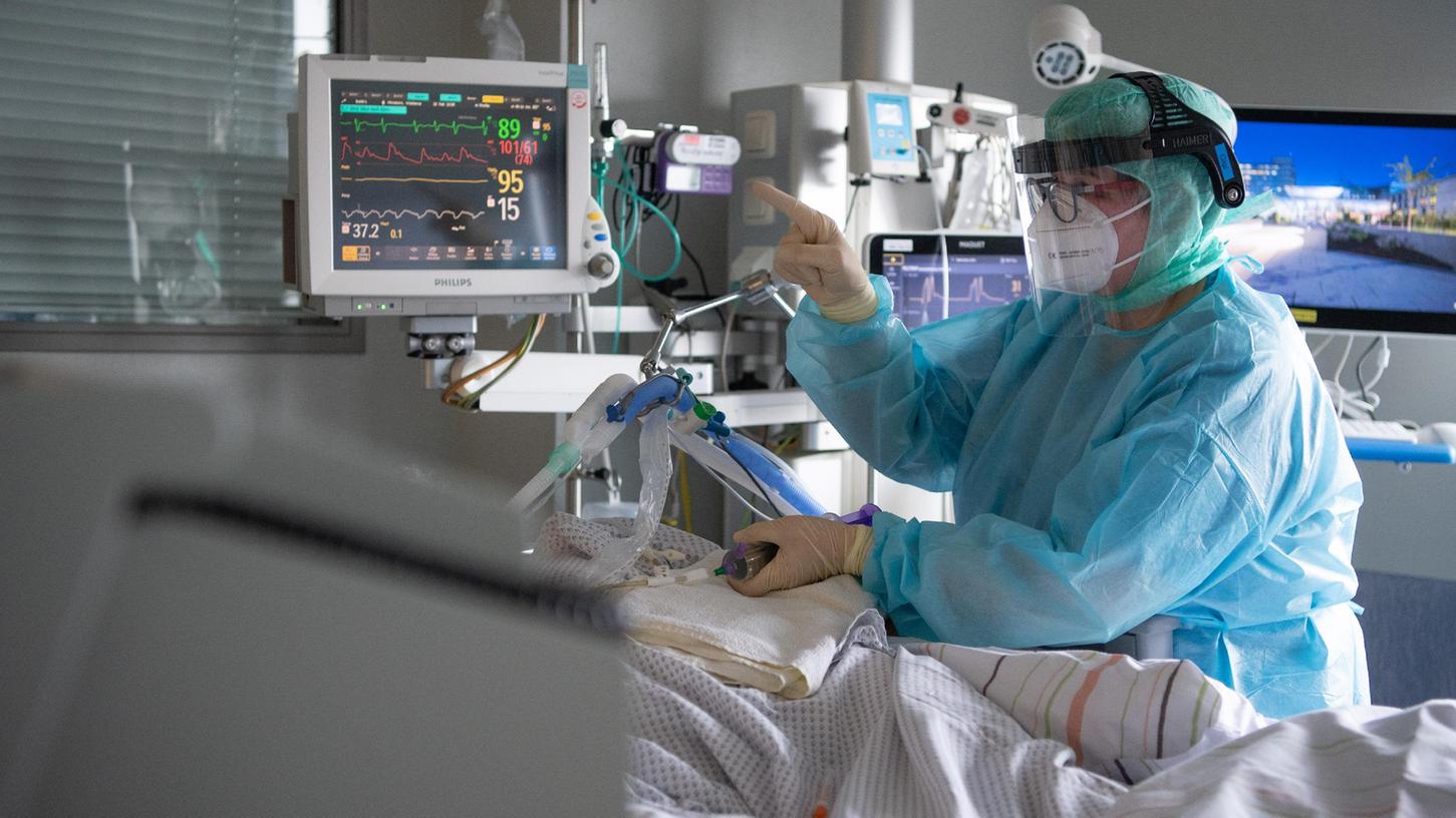 Fulda: Eine Intensiv-Pflegerin versorgt einen schwer an Corona erkrankten Patienten auf der Intensivstation des Klinikums in Fulda.
