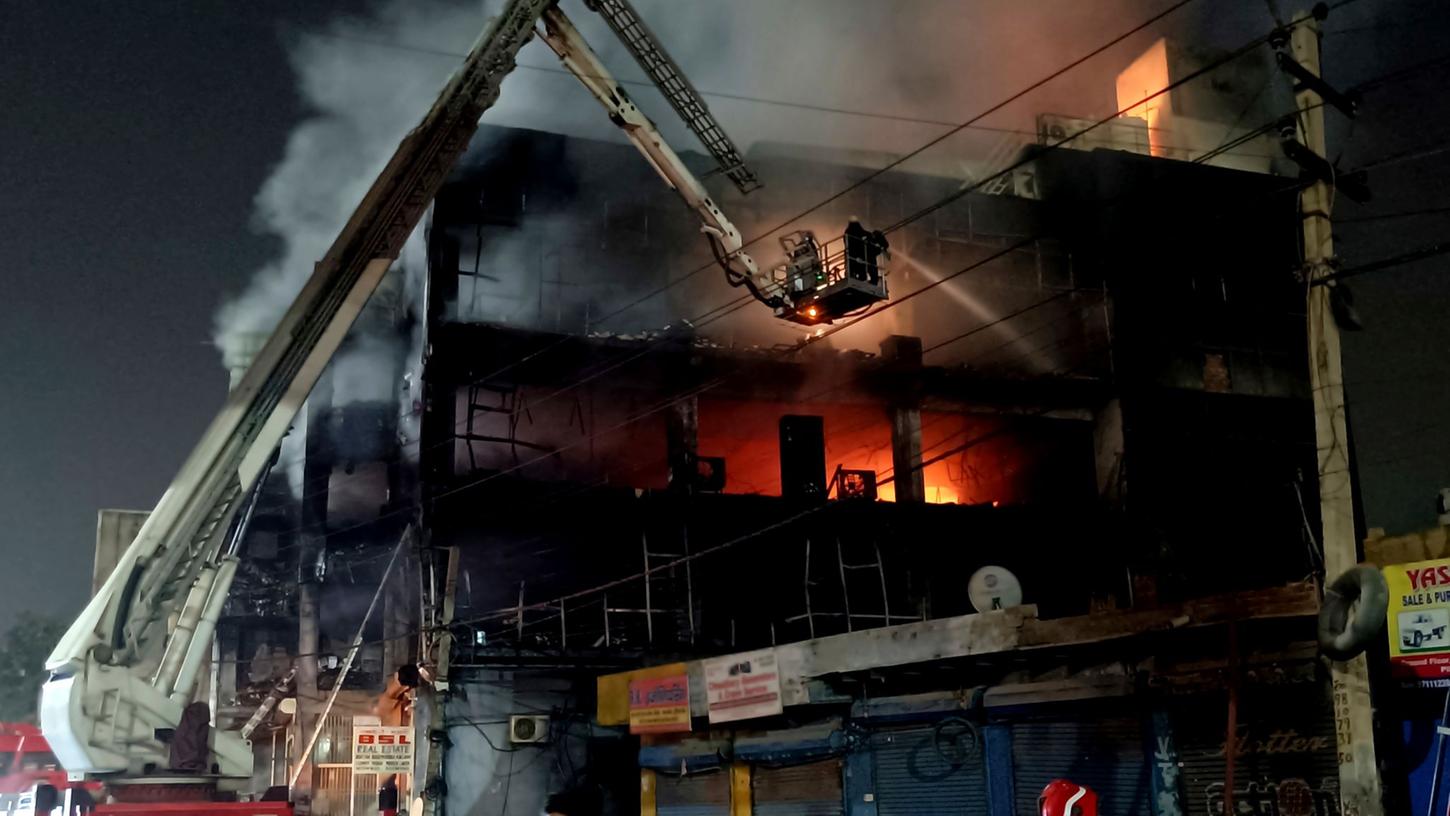 Feuerwehrleute versuchen, den Brand zu löschen. Feuerwehrleute versuchen, den Brand zu löschen.