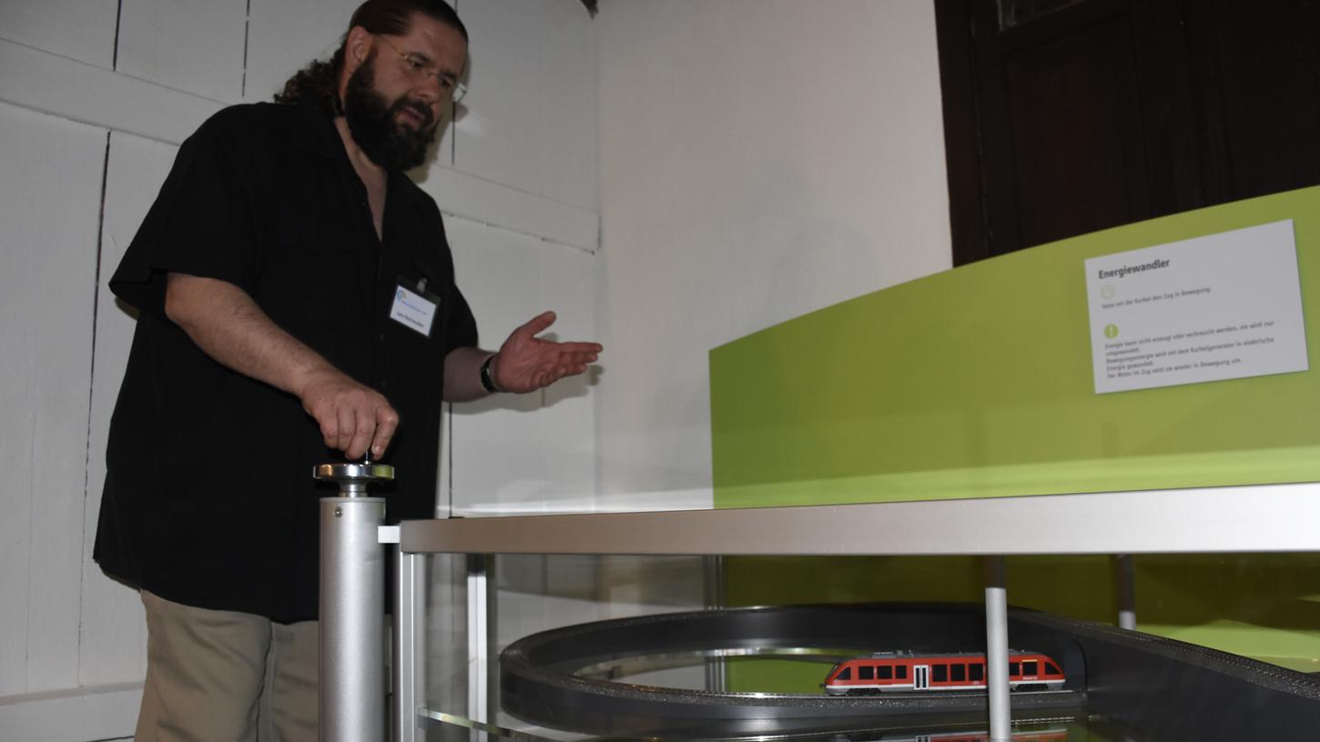 Eine der neu eröffneten Mitmachstationen. Mithilfe des kurbelbetriebenen Modellzuges erklärt Lars Hochreuther vom Industriemuseum in Lauf wie Energieumwandlung funktioniert. Eine der neu eröffneten Mitmachstationen. Mithilfe des kurbelbetriebenen Modellzuges erklärt Lars Hochreuther vom Industriemuseum in Lauf wie Energieumwandlung funktioniert.