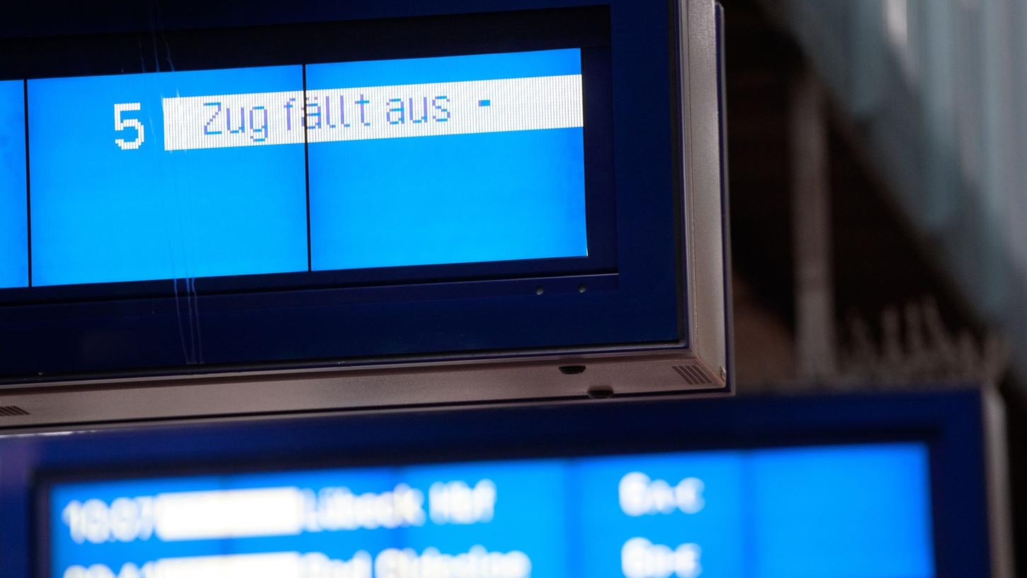 Es kommt weiterhin zu Zugausfällen und Verspätungen. Es kommt weiterhin zu Zugausfällen und Verspätungen.
