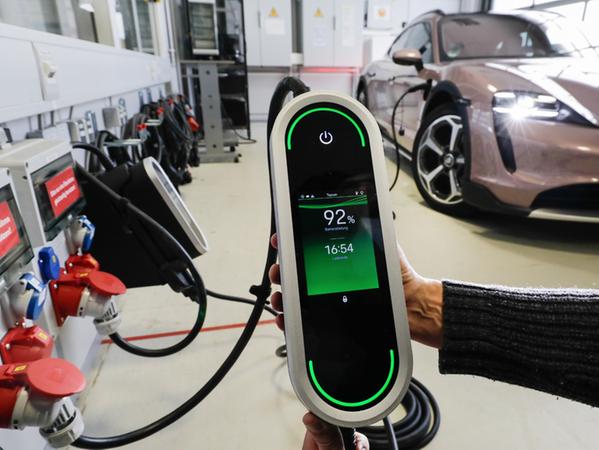 Porsche erprobt, wie E-Autos - hier ein Taycan - während ihrer Standzeit Energie ins öffentliche Stromnetz zurückspeichern können.