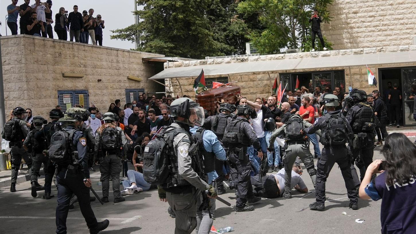 Tumult während der Beerdigung von Schirin Abu Akle in Jerusalem. Tumult während der Beerdigung von Schirin Abu Akle in Jerusalem.
