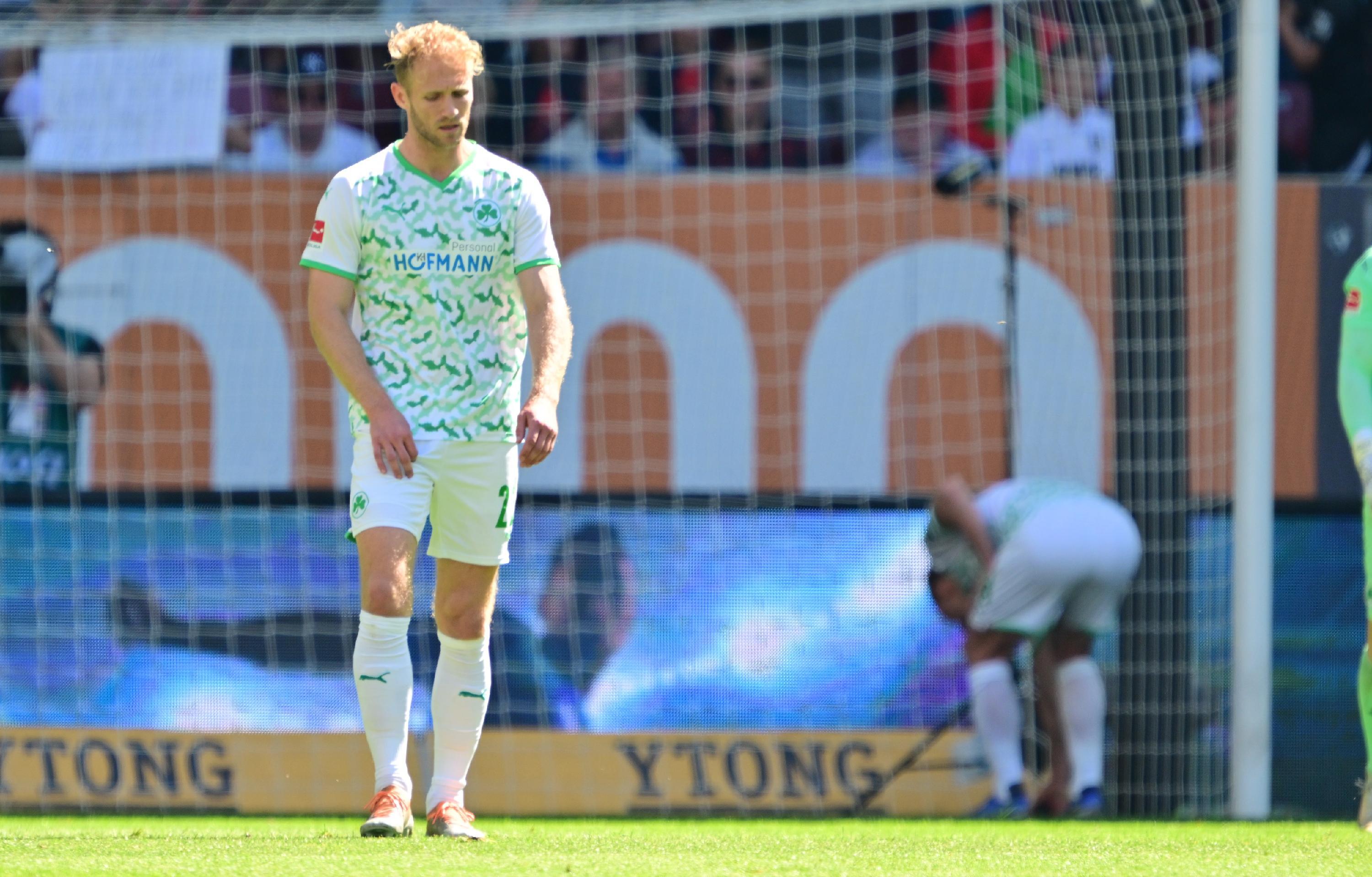 Sah gegen Ende der ersten Hälfte zu Unrecht Gelb, zog danach aber nie zurück und verteidigte als rechter Innenverteidiger sehr resolut. Gewann all seine Kopfballduelle und die meisten am Boden, zeigte aber bei seinen Vorstößen ins Mittelfeld, dass er aufgrund technischer Limitierung eine Position weiter hinten besser aufgehoben ist.