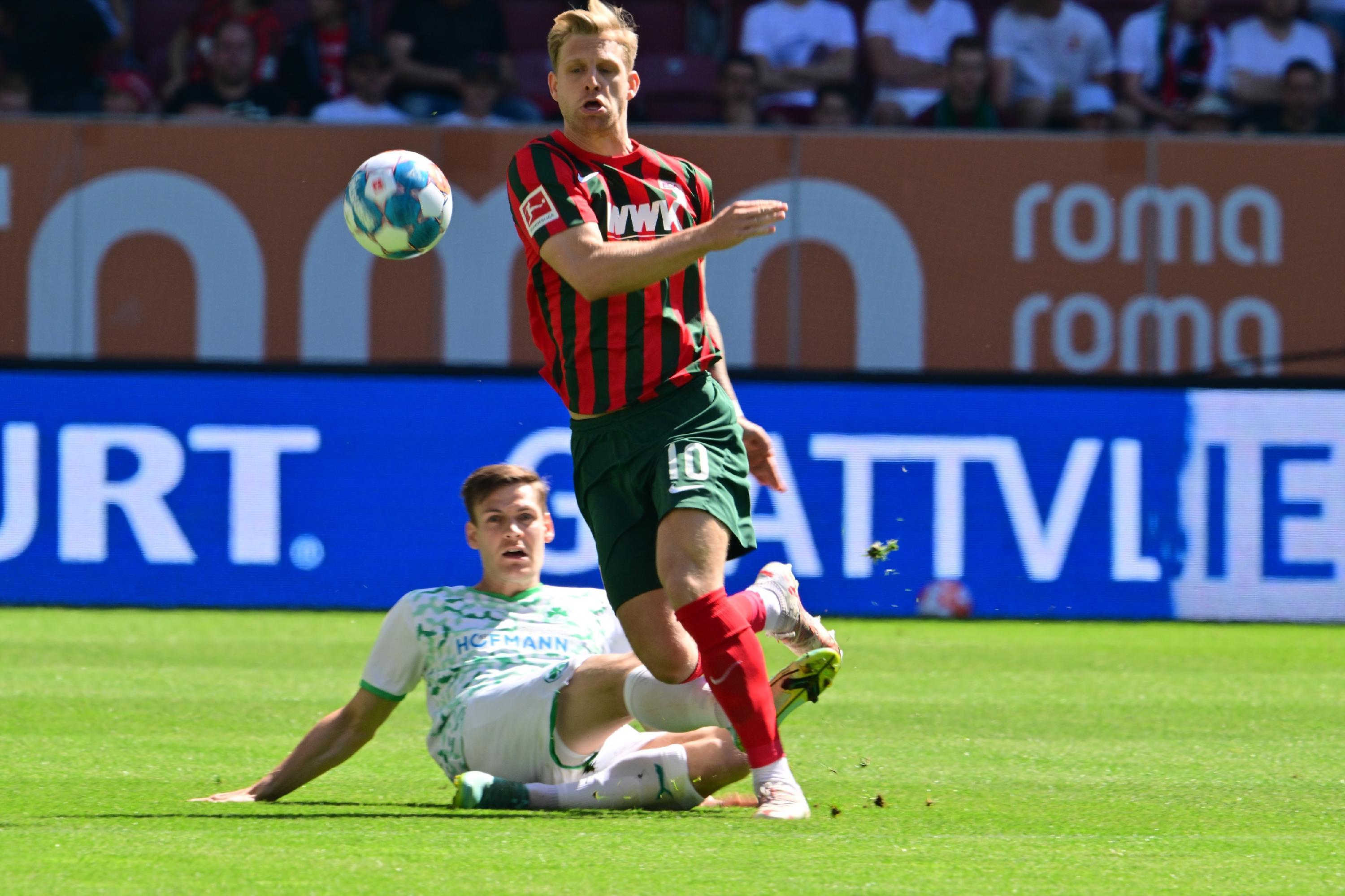 Ging als "aggressiver Leader" etwas zu aggressiv voran und sah deshalb schon in der ersten Minute die Gelbe Karte. Spielte danach wie immer leidenschaftlich, in einigen Situationen aber auch zu ungenau. Gewann auch weniger Zweikämpfe als sonst und wurde zur Pause gelb-rot-gefährdet ausgewechselt.