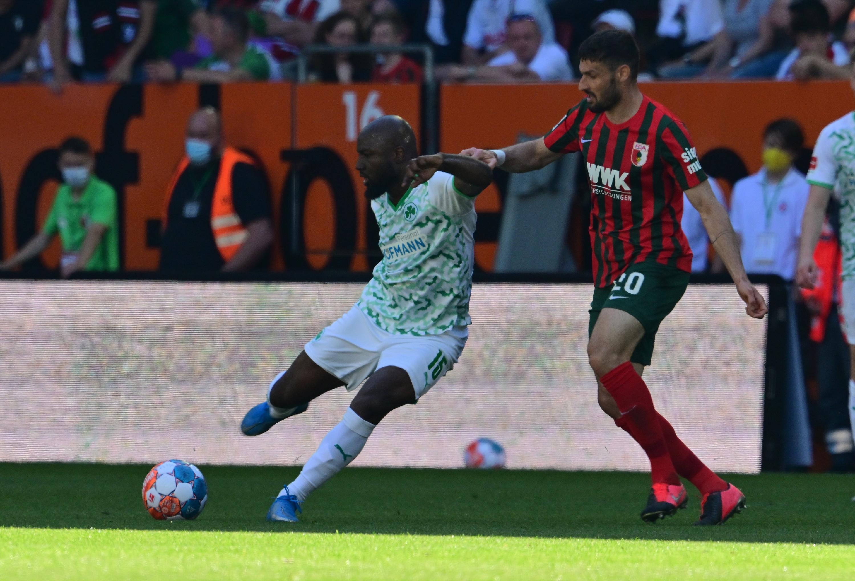 Verpasste das letzte Spiel wegen einer Gelbsperre, durfte in Augsburg aber direkt wieder den linken Part in der Fünferkette geben und verdrängte Jamie Leweling auf die Bank. Spielte dann wie so oft in dieser Saison einige gute Pässe, ließ aber auch einige Male den notwendigen Einsatz vermissen und war offensiv kein Faktor. Deshalb zurecht vorzeitig ausgewechselt.