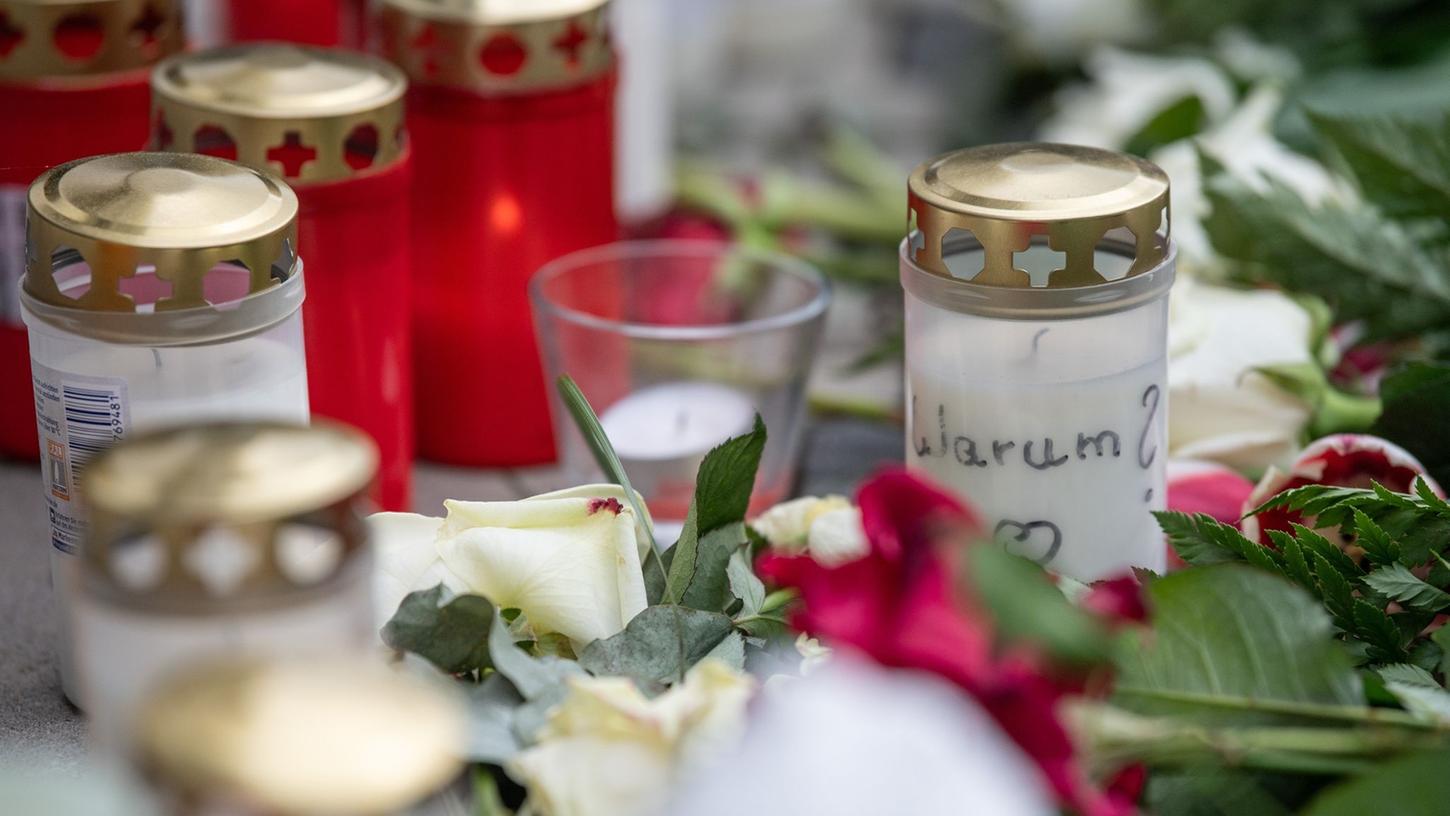 Mit Kerzen und Blumen wird der toten Kinder gedacht. Mit Kerzen und Blumen wird der toten Kinder gedacht.