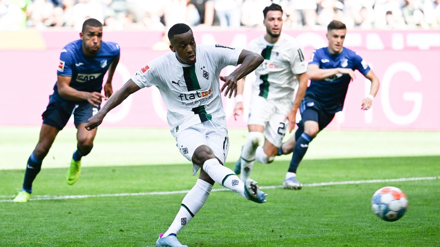 Gladbachs Alassane Plea erzielt per Elfmeter den Treffer zum 2:1. Gladbachs Alassane Plea erzielt per Elfmeter den Treffer zum 2:1.