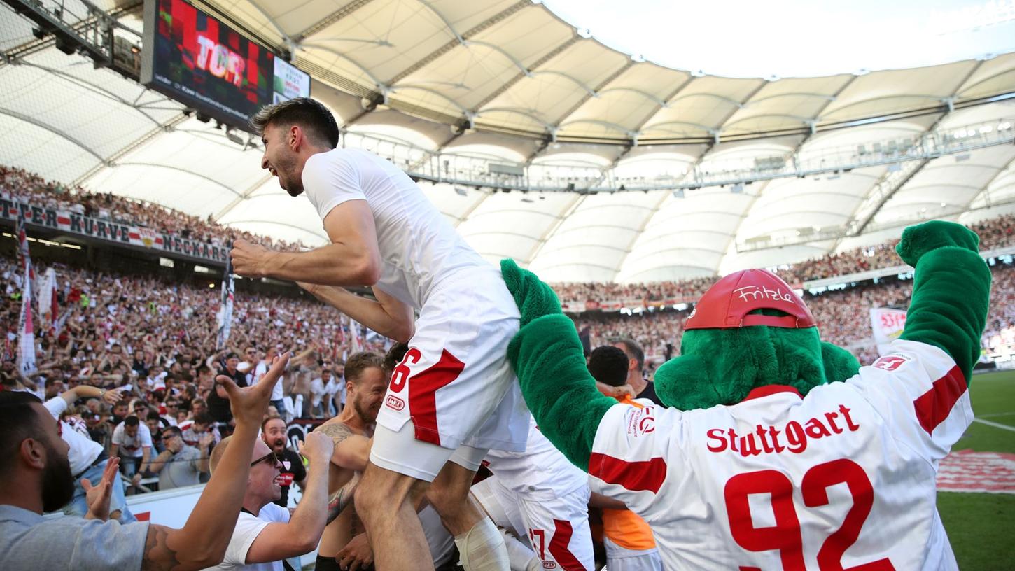Der Stuttgarter Atakan Karazor (l) feiert mit den Fans das späte Tor zum 2:1 durch Endo. Der Stuttgarter Atakan Karazor (l) feiert mit den Fans das späte Tor zum 2:1 durch Endo.