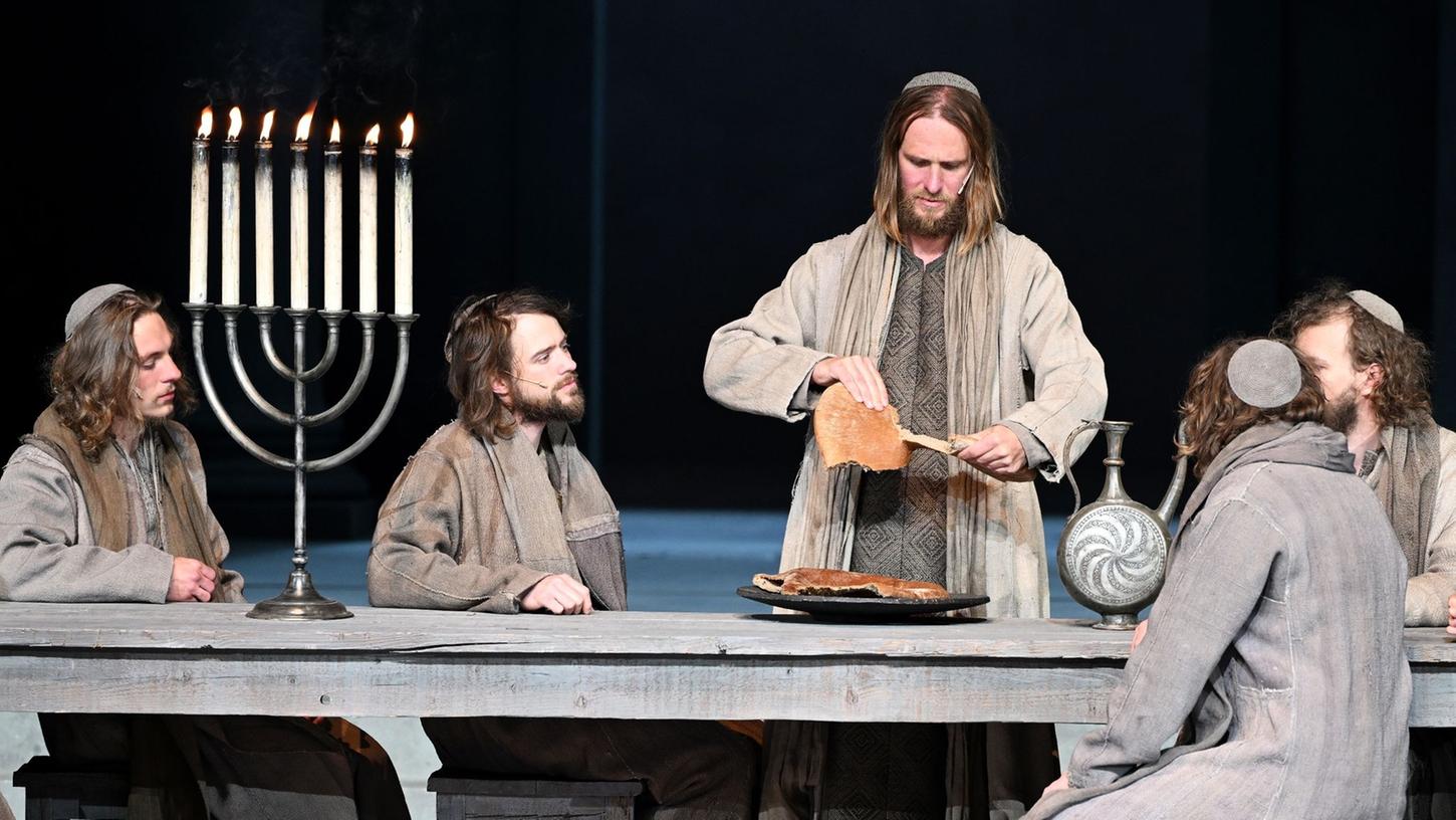 Jesus (Frederik Mayet) teilt das Brot. Jesus (Frederik Mayet) teilt das Brot.