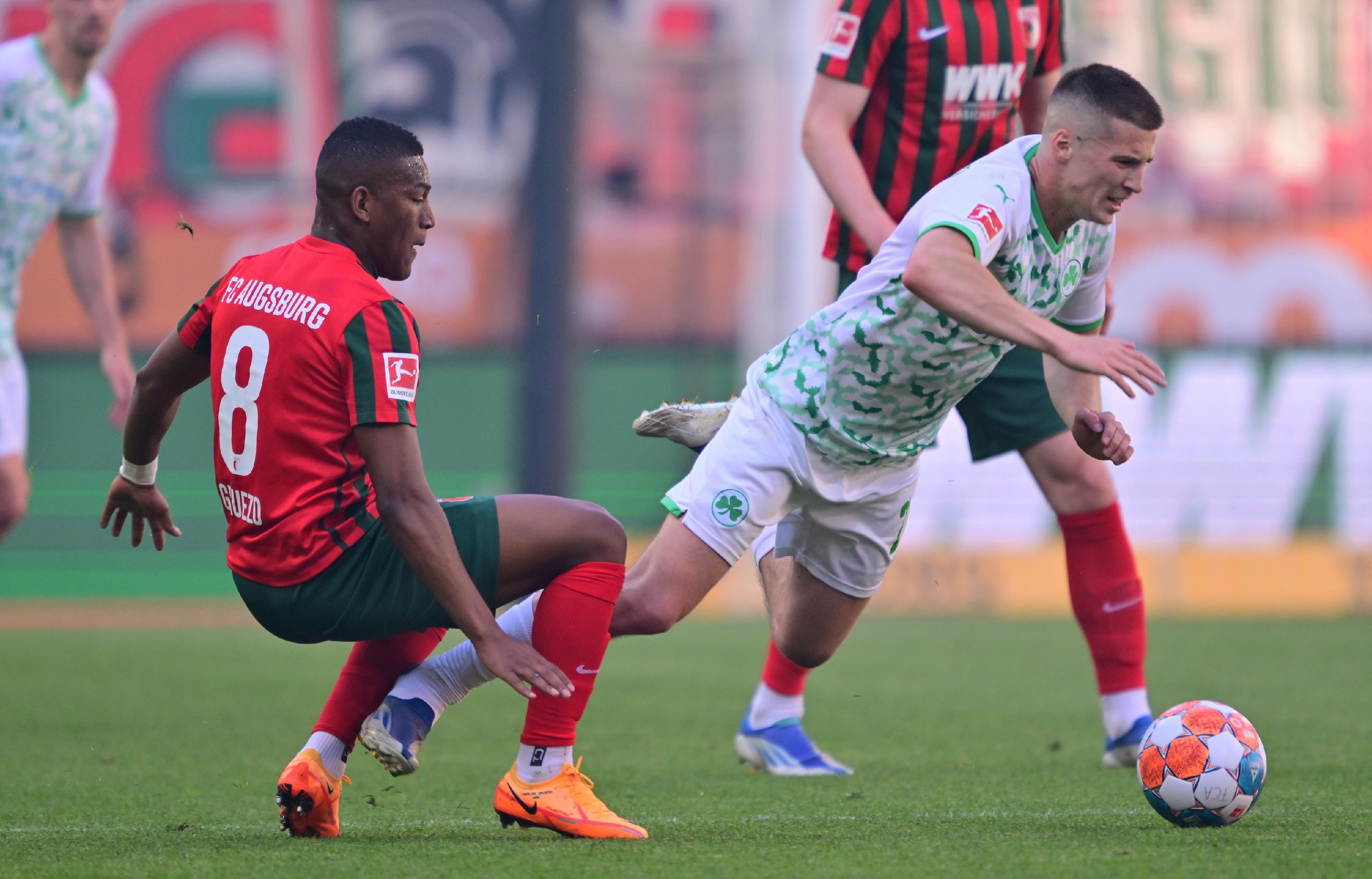 Überzeugte seit seinem Wechsel in der Winterpause eigentlich immer, verschuldete diesmal aber das 0:1. Fing sich danach wieder, behauptete auch gegen die körperlich starken Augsburger viele Bälle und bereitete das 0:1 vor. Zeigte, dass er mehr als nur ein guter Ersatz für Paul Seguin ist.