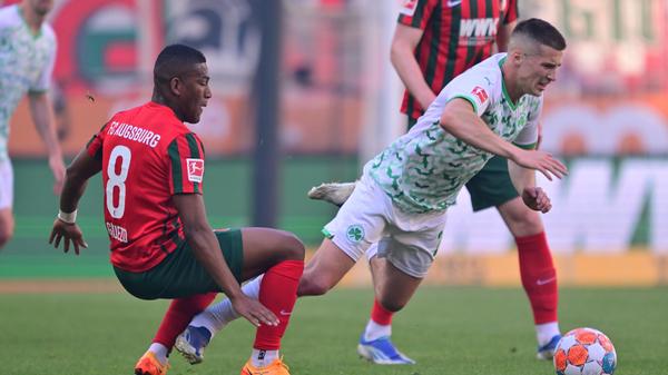 Überzeugte seit seinem Wechsel in der Winterpause eigentlich immer, verschuldete diesmal aber das 0:1. Fing sich danach wieder, behauptete auch gegen die körperlich starken Augsburger viele Bälle und bereitete das 0:1 vor. Zeigte, dass er mehr als nur ein guter Ersatz für Paul Seguin ist.