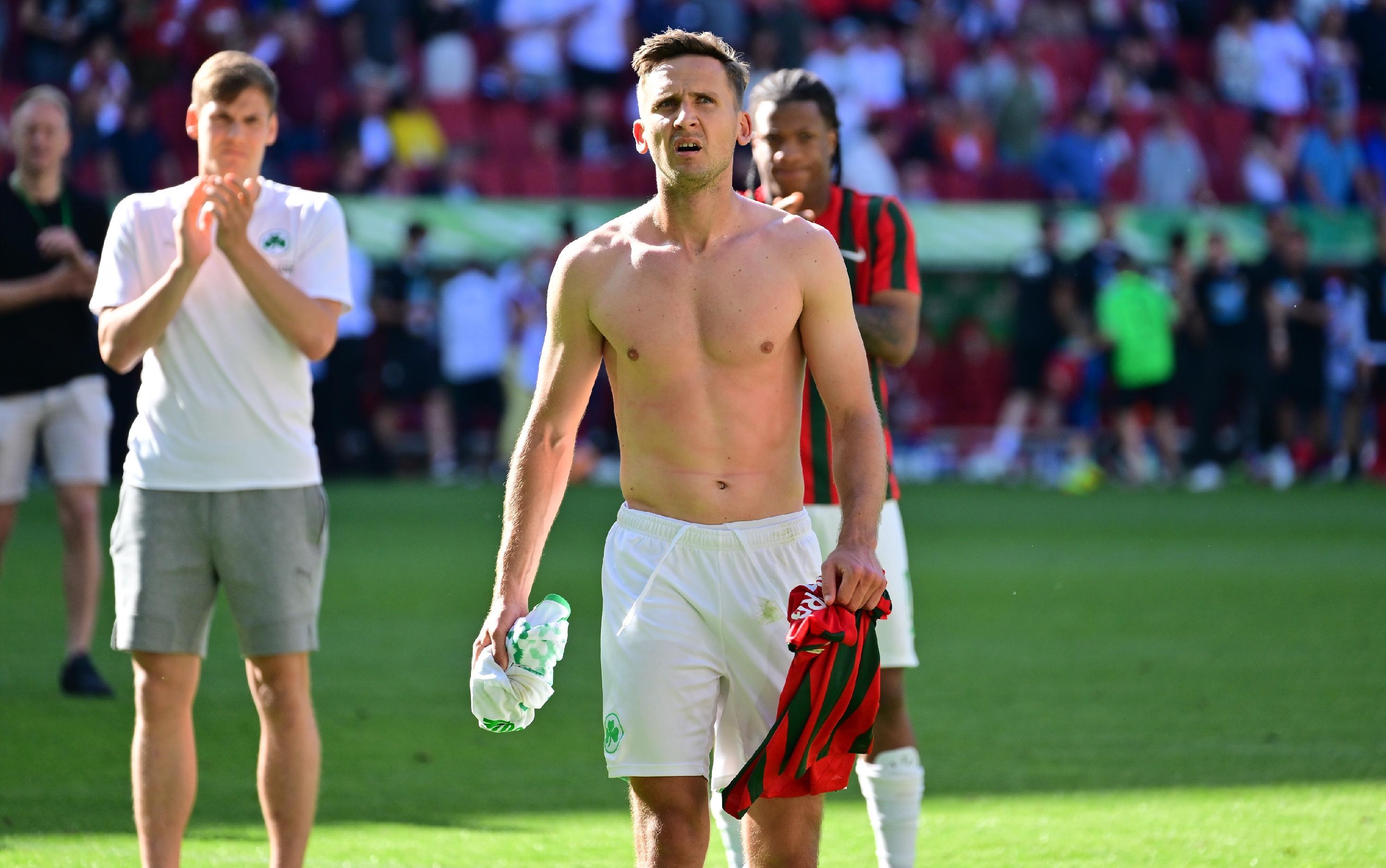 Kam zur Pause für den gelb-rot-gefährderten Christiansen und durfte noch für 45 Abschieds-Minuten mitspielen. Tat das dann wie meist in dieser Saison: sehr durchwachsen. Gewann nur drei von zehn Zweikämpfen und spielte nur wenige gute Pässe. In dieser Form (leider) kein Verlust.