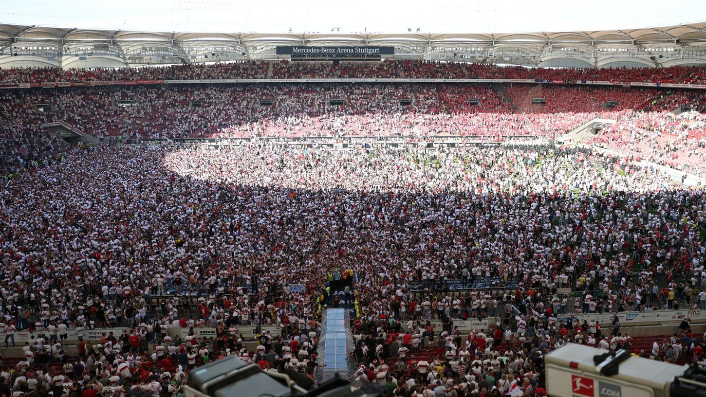 Nach dem Klassenerhalt der Stuttgarter stürmten die Fans den Platz. Nach dem Klassenerhalt der Stuttgarter stürmten die Fans den Platz.