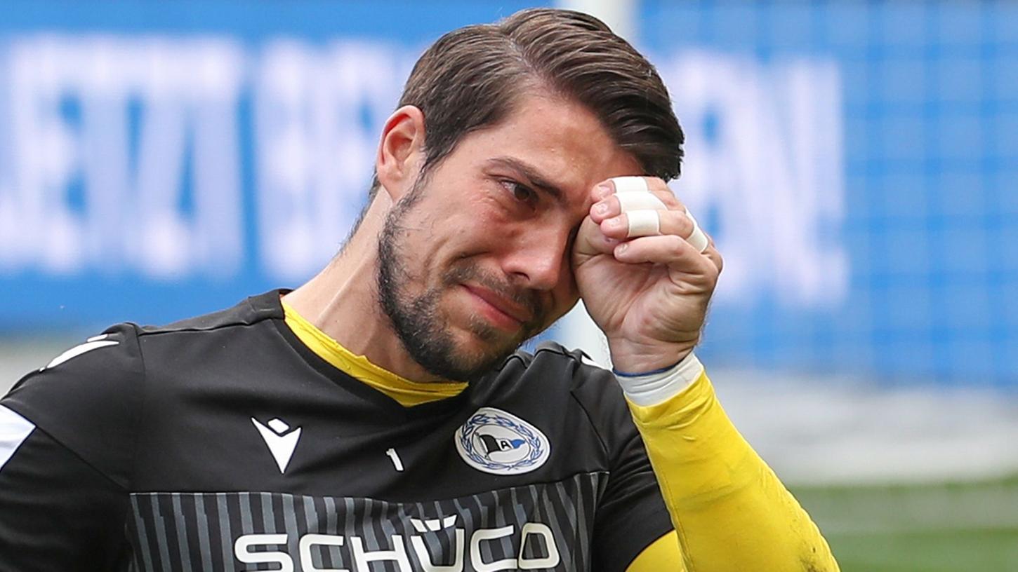 Bielefelds Torwart Stefan Ortega weint bei seiner Verabschiedung. Bielefelds Torwart Stefan Ortega weint bei seiner Verabschiedung.