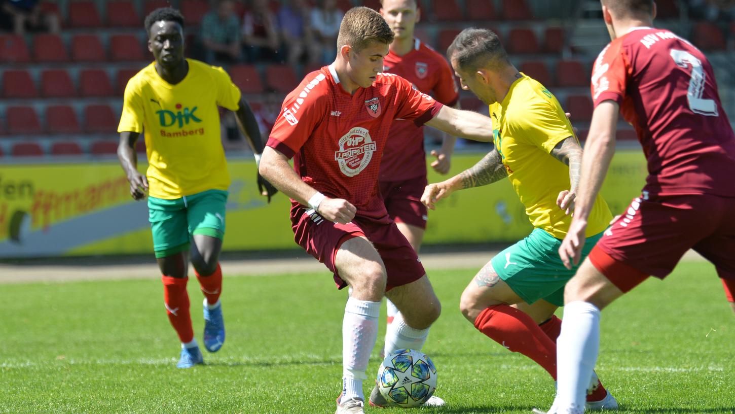Mit 19 Jahren hat sich Henrik Brüggen in der Innenverteidigung des ASV Neumarkt etabliert. Gegen Don Bosco Bamberg avancierte der Youngster zur tragischen Figur, in dem er an die Latte köpfte und später seine erste Rote Karte sah.
Mit 19 Jahren hat sich Henrik Brüggen in der Innenverteidigung des ASV Neumarkt etabliert. Gegen Don Bosco Bamberg avancierte der Youngster zur tragischen Figur, in dem er an die Latte köpfte und später seine erste Rote Karte sah.