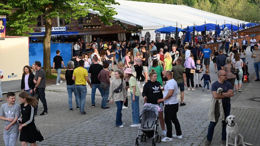 Lange Warteschlangen an den Kassen der Fahrgeschäfte und bei den Schlemmertempeln vermittelten erfolgreiches Gesamtbild.