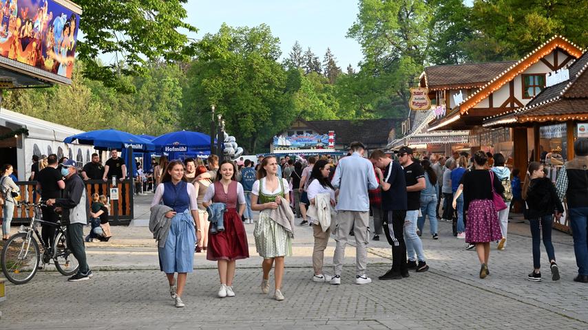 Im Gegenteil: Die Rotherinnen und Rother teilten über das Internet begeistert mit, in welchen Ecken und Enden des Stadtgebiets die Musik aus dem Bierzelt noch zu hören war.