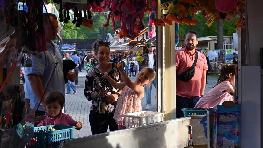 Das Rother Frühlingsfest hat am Montag, 16. Mai, noch bis 22 Uhr geöffnet, ehe es mit dem Hochfeuerwerk über der Stadt sein Ende findet.