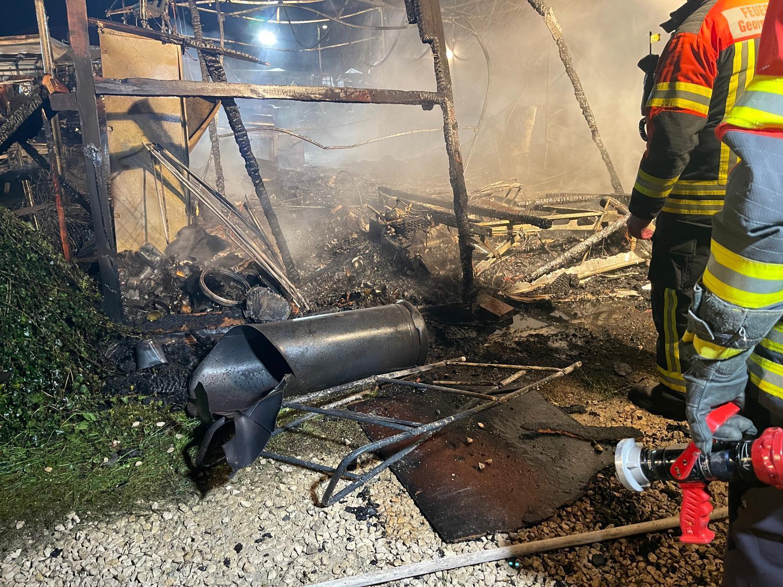 Nach aktuellem Kenntnisstand standen mehr als zehn Fahrzeuge in Vollbrand, 17 Parzellen wurden zerstört oder beschädigt.