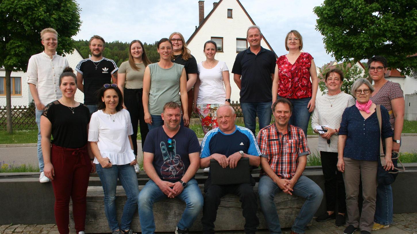 Die neue Jugendpflegerin Melanie Klebl aus Thundorf (li. v.) stellte sich den Vereinsvertretern der Gemeinde Sengenthal vor und hat unterstützende Maßnahmen zugesagt.
Die neue Jugendpflegerin Melanie Klebl aus Thundorf (li. v.) stellte sich den Vereinsvertretern der Gemeinde Sengenthal vor und hat unterstützende Maßnahmen zugesagt.