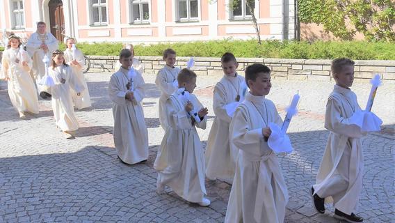 In St. Johannes und der Hofkirche feierten 32 Kinder ihre Erstkommunion