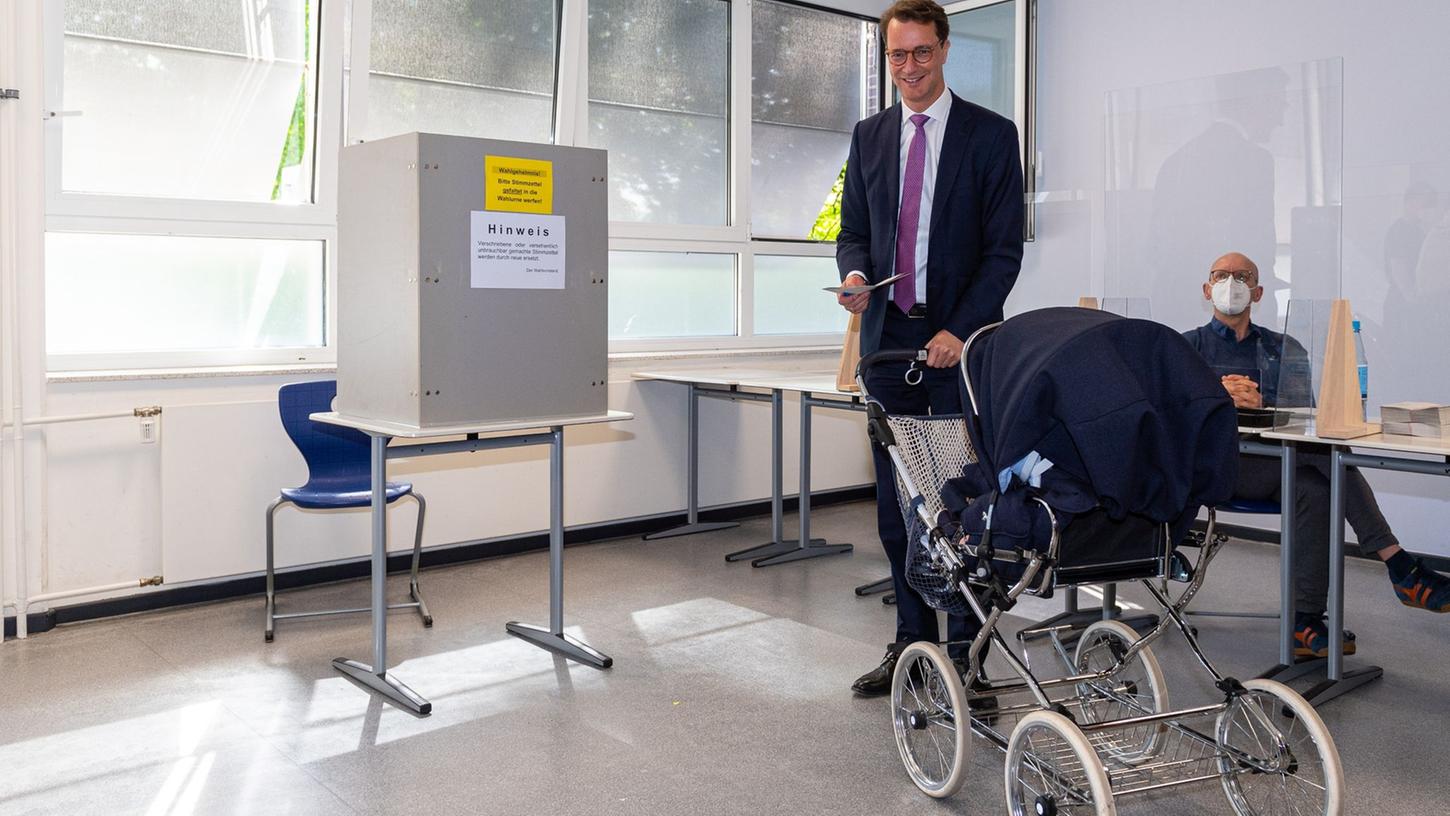Ministerpräsident Hendrik Wüst gibt in Rhede seine Stimme ab. Ministerpräsident Hendrik Wüst gibt in Rhede seine Stimme ab.