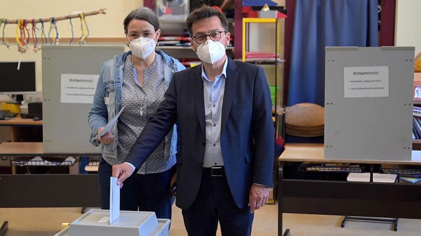 SPD-Spitzenkandidat Thomas Kutschaty und seine Ehefrau Christina Kutschaty im Wahllokal in Essen.