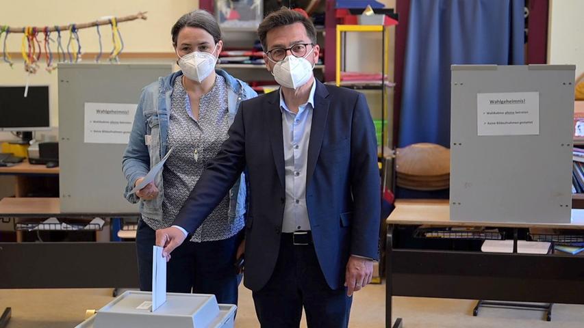 SPD-Spitzenkandidat Thomas Kutschaty und seine Ehefrau Christina Kutschaty im Wahllokal in Essen. SPD-Spitzenkandidat Thomas Kutschaty und seine Ehefrau Christina Kutschaty im Wahllokal in Essen.