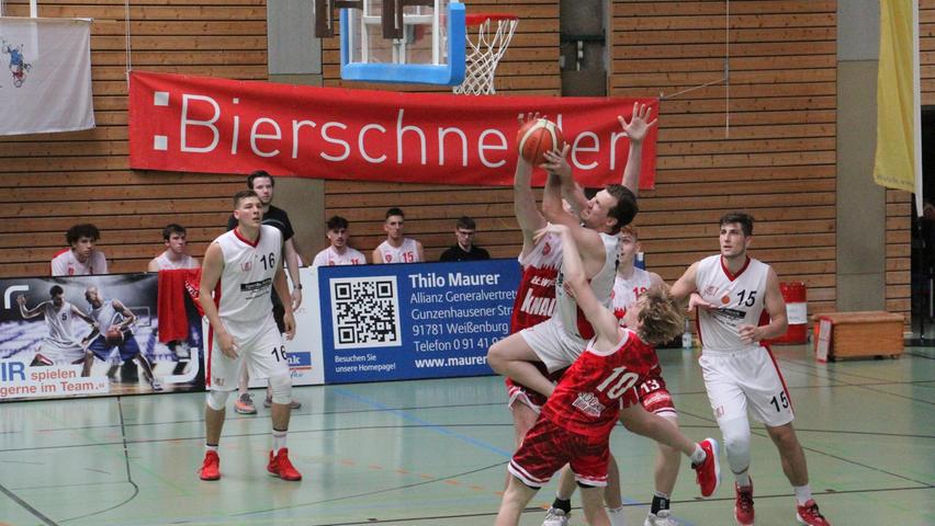 Die VfL-Baskets (in Weiß) setzten sich in einem packenden letzten Saisonmatch mit 97:89 gegen Würzburg durch.