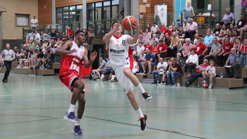 Die VfL-Baskets (am Ball Claudio Huhn) setzten sich nach viel Spannung im letzten Saisonmatch mit 97:89 gegen Würzburg durch.