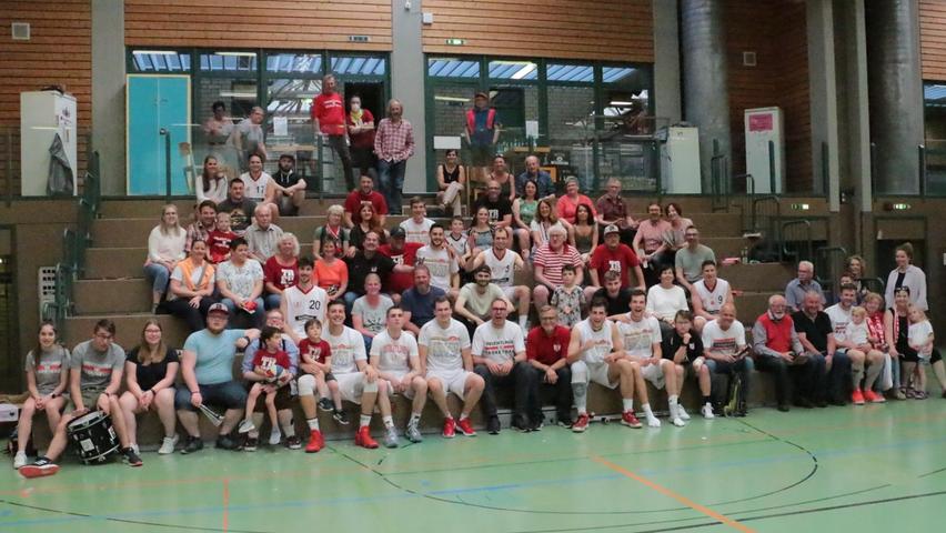 Gruppenfoto mit Fans: Die VfL-Korbjäger mischten sich zum Saisonabschluss unter die Zuschauer.