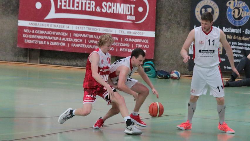 Die VfL-Baskets (am Ball Florian Beierlein) siegten in einem spannenden Spiel mit 97:89 gegen Würzburg.