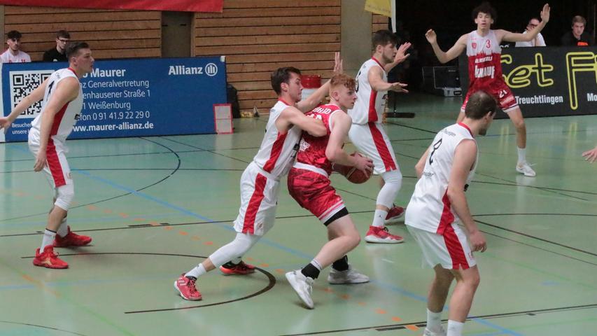 Die VfL-Baskets (in Weiß) setzten sich in einem mitreißenden letzten Saisonmatch mit 97:89 gegen Würzburg durch.