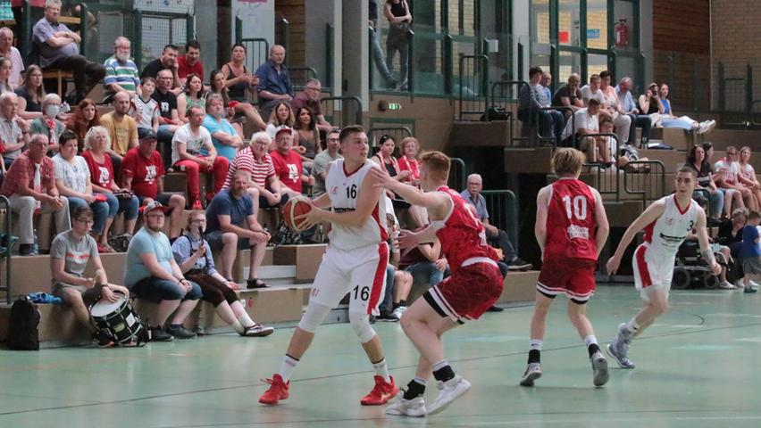 Die VfL-Baskets (am Ball "Joni" Schwarz) setzten sich mit Unterstützung des heimischen Publikums mit 97:89 gegen Würzburg durch.