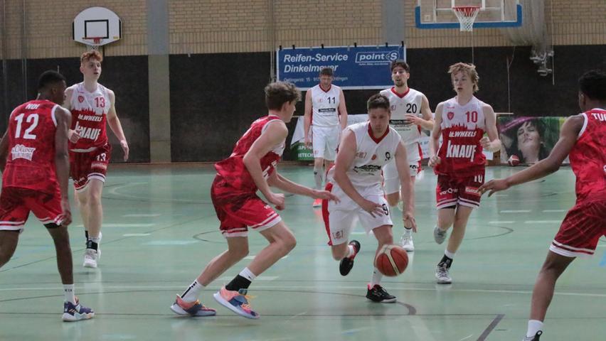 Die VfL-Baskets (am Ball Claudio Huhn) setzten sich in einem spannenden letzten Saisonmatch mit 97:89 gegen Würzburg durch.