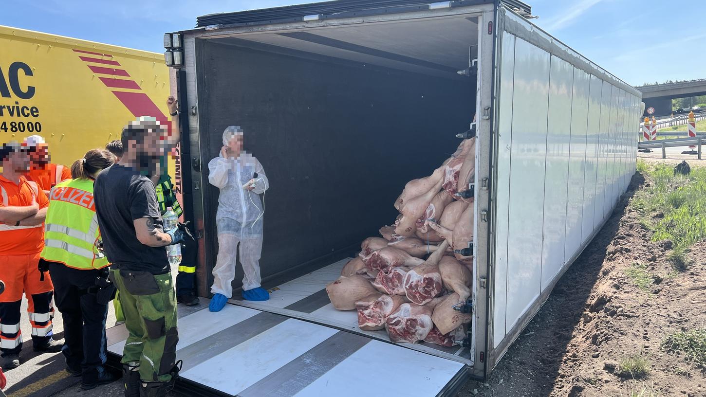 20 Tonnen Schweinehälften hatte der umgekippte Sattelzug geladen. 